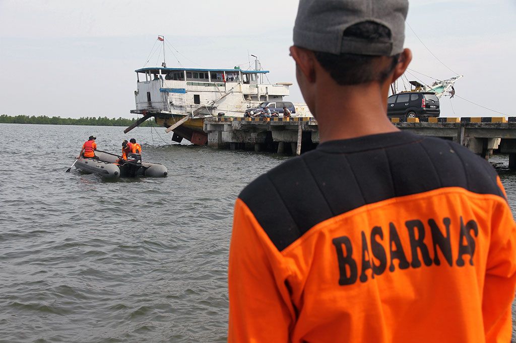 Tim Basarnas Aceh bersiap-siap untuk mencari Brigadir Ahmad Sauki (54) yang tenggelam di Perairan Laut Kuala Langsa, Langsa, Aceh.