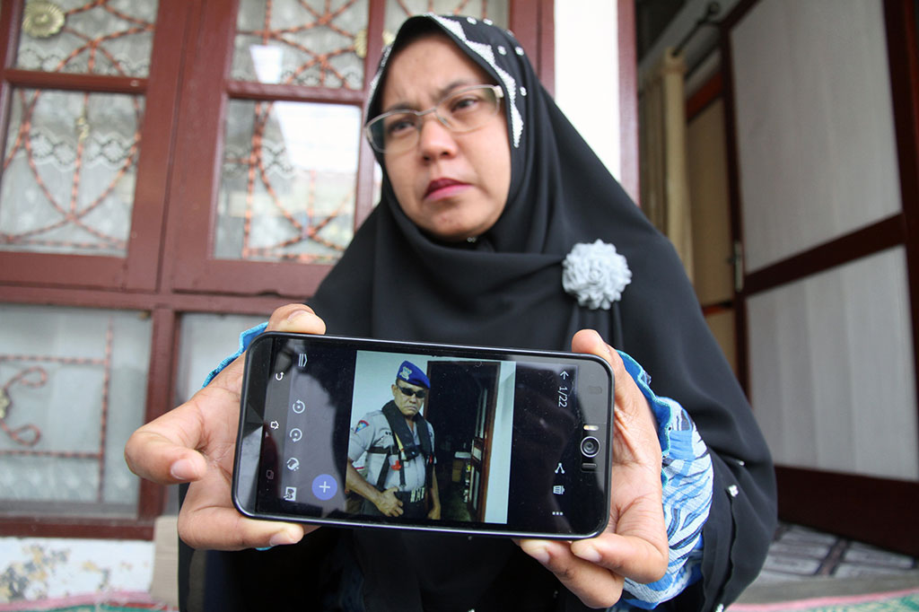Khairul Husna (40) memperlihatkan foto kakak kandungnya Brigadir Ahmad Sauki yang menjadi korban tenggelam saat melakukan penangkapan kapal ilegal fishing di kediamannya di Desa Matang Seulimeng, Langsa, Aceh.