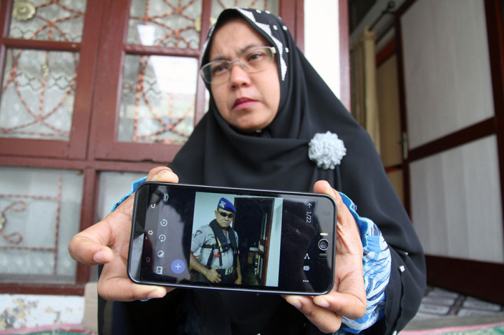 Khairul Husna (40) memperlihatkan foto kakak kandungnya Brigadir Ahmad Sauki yang menjadi korban tenggelam saat melakukan penangkapan kapal ilegal fishing di kediamannya di Desa Matang Seulimeng, Langsa, Aceh.