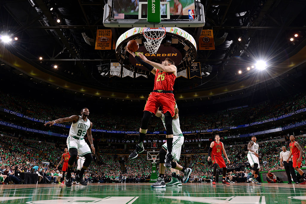 Kyle Korver menambah 14 angka dan sembilan rebound.
