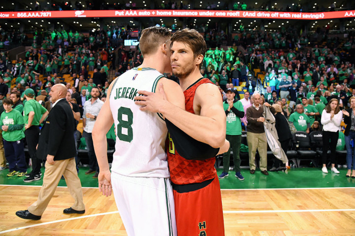 Kyle Korver berpelukan dengan Jonas Jerebko saat pertandingan usai.