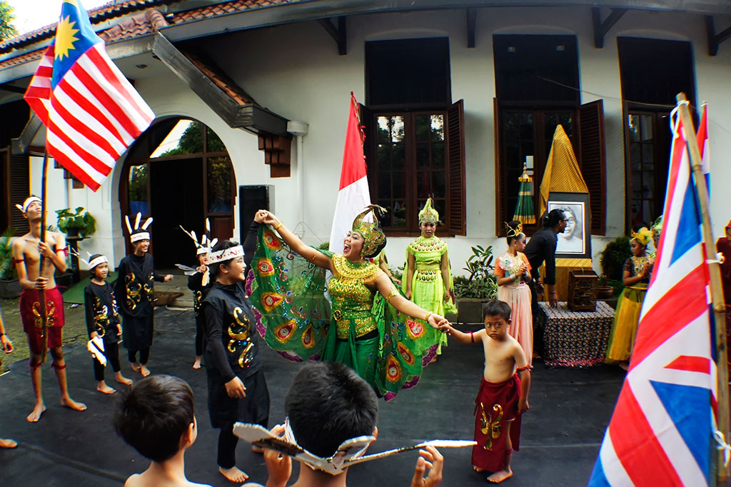 Kelompok Anak Rakyat Peringati Hari Tari Dunia di Bandung