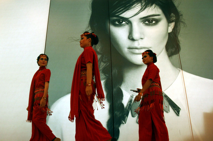 Tiga orang penari dengan memakai pakaian adat Toraja. 