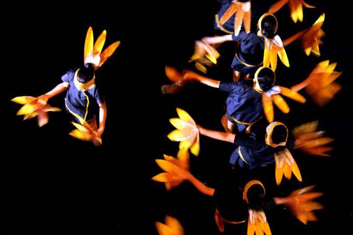 Sejumlah anak mementaskan tari suku Dayak. 