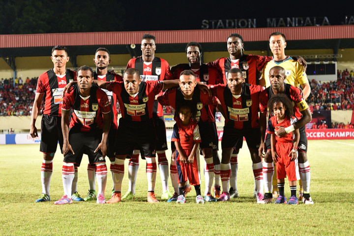 Kesebelasan Persipura foto bersama saat pembukaan TSC 2016. 