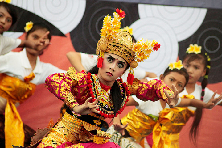 Sejumlah penari mementaskan tarian Bali di Bundaran Tugu Adipura, Bandar Lampung, Lampung.