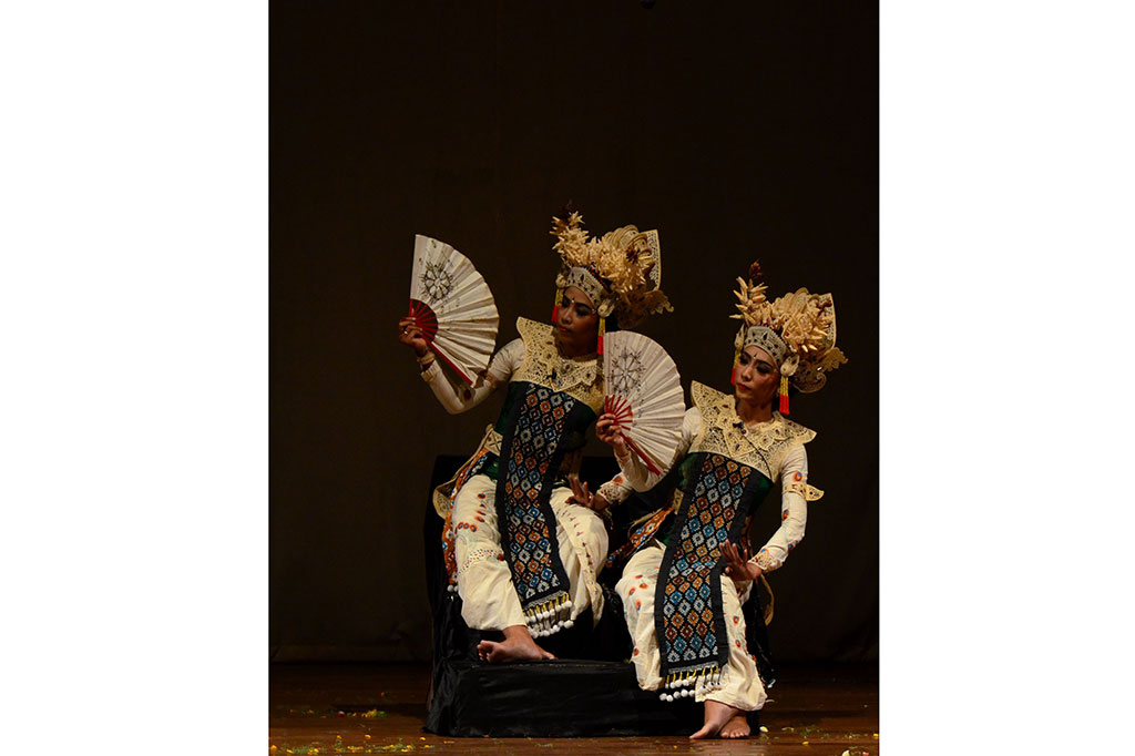 Seniman menampilkan tarian Bali di ISI Kota Denpasar, Bali.