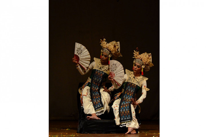 Seniman menampilkan tarian Bali di ISI Kota Denpasar, Bali.