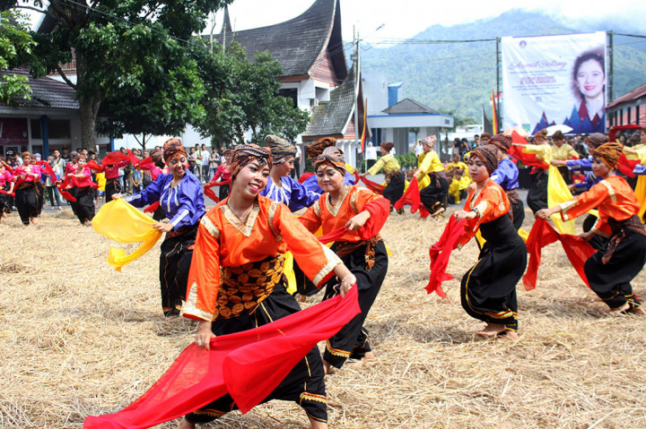 Mahasiswa pentaskan Tarian Padang di ISI, Padang Panjang, Sumatra Barat.