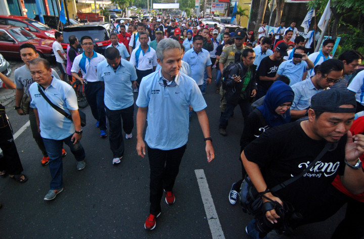 Gubernur Ganjar Jalan Santai Bareng Ribuan Buruh