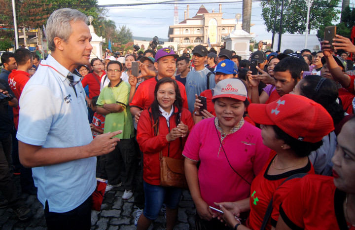 Gubernur Ganjar Jalan Santai Bareng Ribuan Buruh