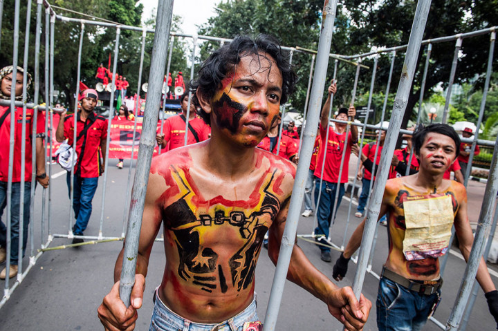 Aksi Ribuan Buruh Tuntut Upah Layak