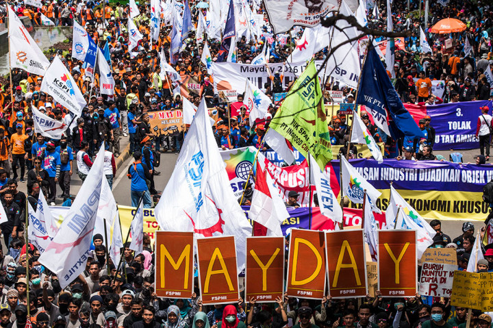 Aksi Ribuan Buruh Tuntut Upah Layak