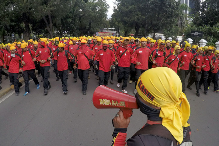 Aksi Ribuan Buruh Tuntut Upah Layak