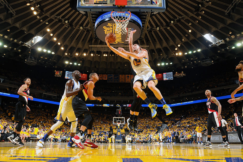 Klay Thompson menyumbang poin terbanyak untuk Warriors dengan 37 angka.