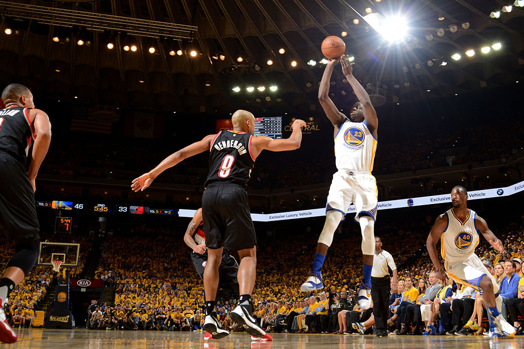 Draymond Green mengukir 'triple-double' pascamusim untuk pertama kalinya dengan 23 angka, 13 rebound,dan 11 assist.