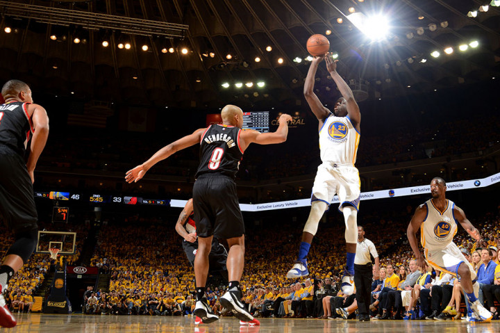 Draymond Green mengukir 'triple-double' pascamusim untuk pertama kalinya dengan 23 angka, 13 rebound,dan 11 assist.