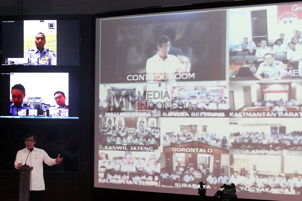 Yasonna Laoly menyampaikan pidato saat akan teleconference dengan kepala kantor imigrasi seluruh Indonesia.