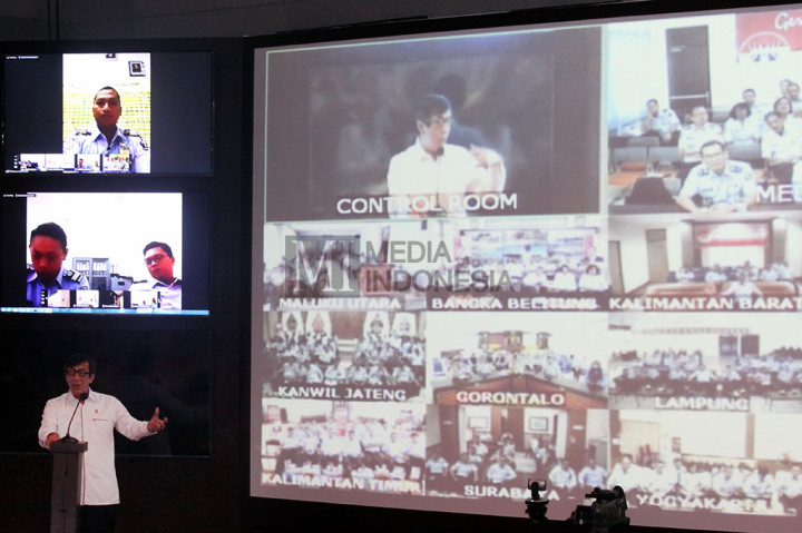 Yasonna Laoly menyampaikan pidato saat akan teleconference dengan kepala kantor imigrasi seluruh Indonesia.