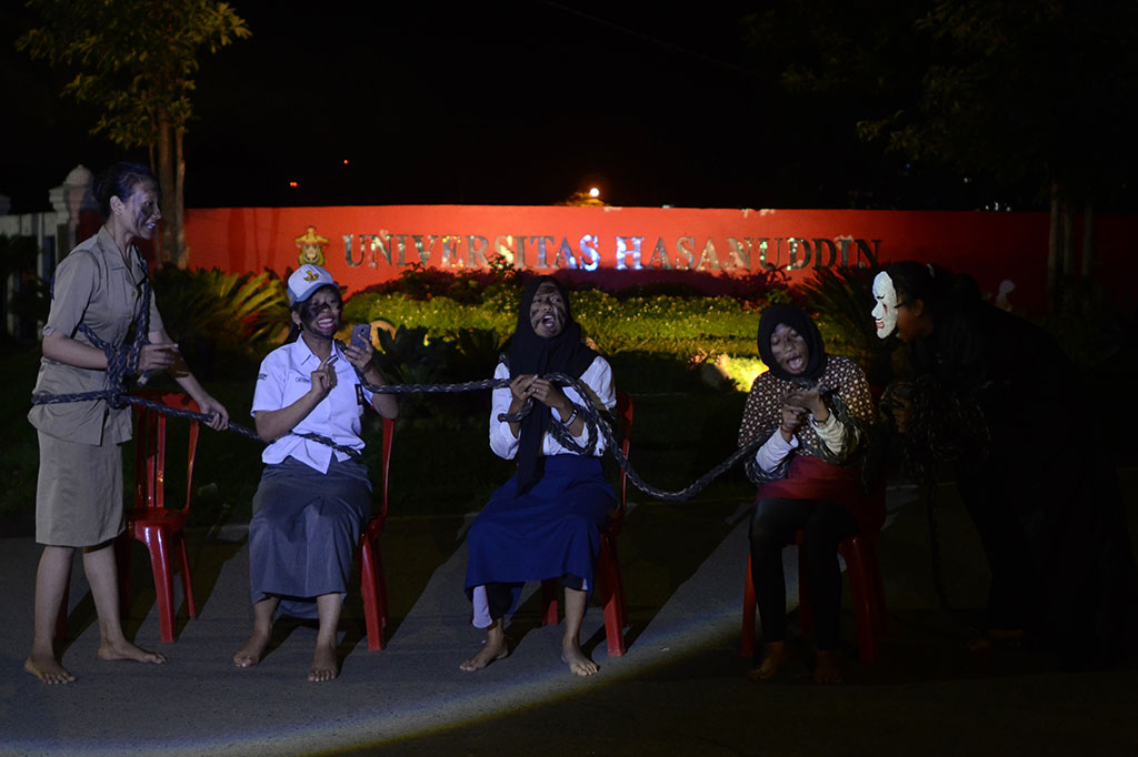 Mahasiswa yang tergabung Teater Kampus Unhas melakukan aksi tearikal di depan Kampus Universitas Hasanuddin, Makassar, Sulawesi Selatan, Senin (2/5) dini hari. Dalam aksi memperingati Hari Pendidikan Nasional, mereka mengkritisi sistem pendidikan nasional yang dinilai tidak berjalan serta pemerataan pendidikan. ANTARA/Sahrul Manda Tikupadang