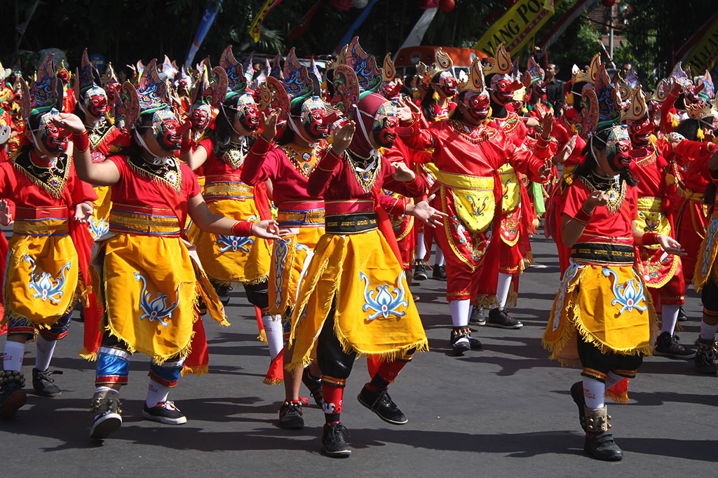 Seribuan siswa SD dan SMP membawakan tari Topeng Bapang di depan balai kota Malang, Jawa Timur, Senin. ANTARA/Ari Bowo Sucipto