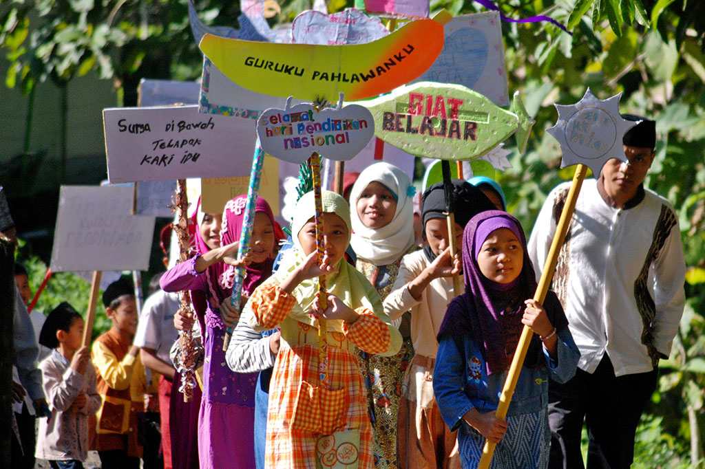 Siswa SD Jabungan membawa poster berisi pesan tentang Hari Pendidikan Nasional saat pawai di Banyumanik, Semarang, Jawa Tengah, Senin. ANTARA/Aditya Pradana Putra