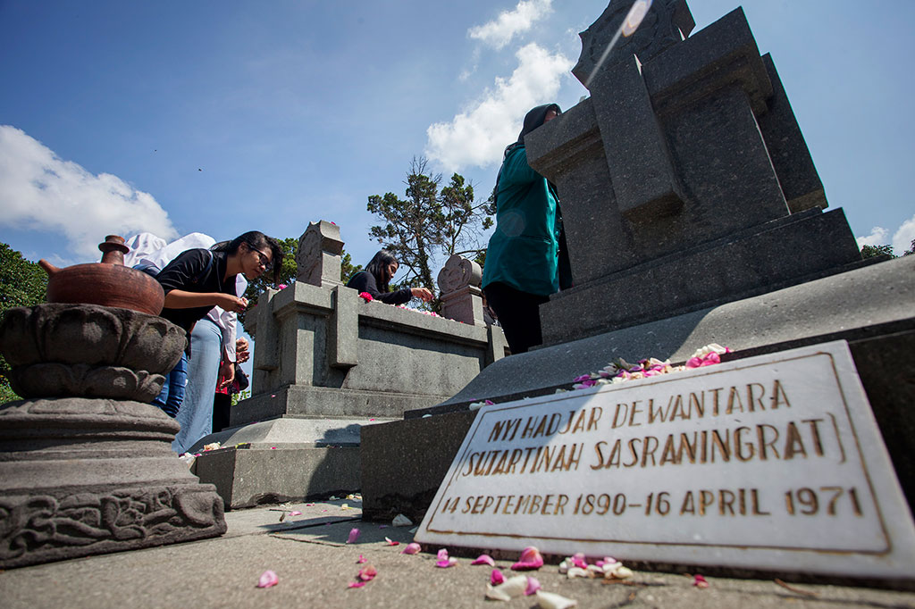 Peringati Hari Pendidikan dengan Ziarah Makam Ki Hadjar Dewantara
