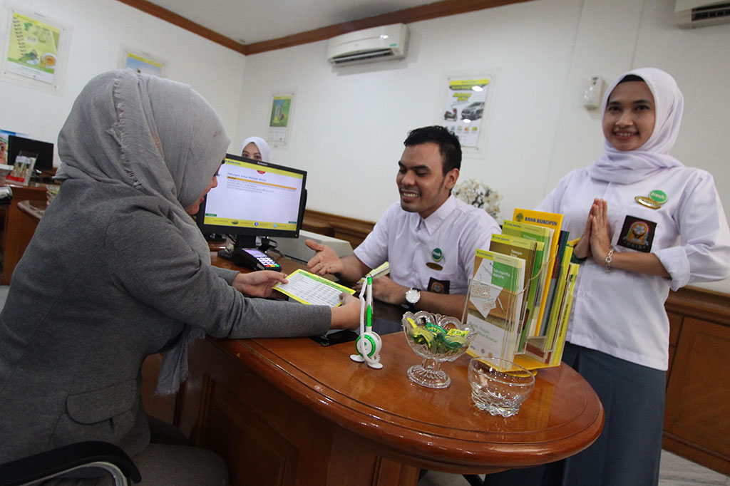 Peringati Hari Pendidikan, Pegawai Bank Layani Nasabah dengan Seragam Sekolah