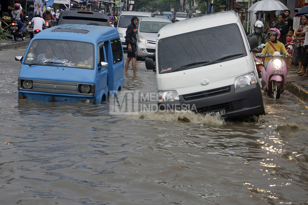 Banjir Menggenangi Jalan Pahlawan Bogor