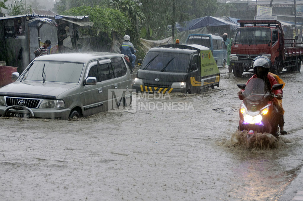 Banjir Menggenangi Jalan Pahlawan Bogor
