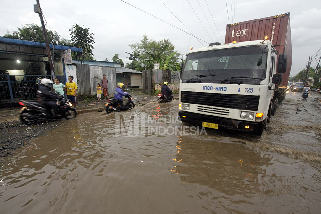 Banjir Menggenangi Jalan Pahlawan Bogor