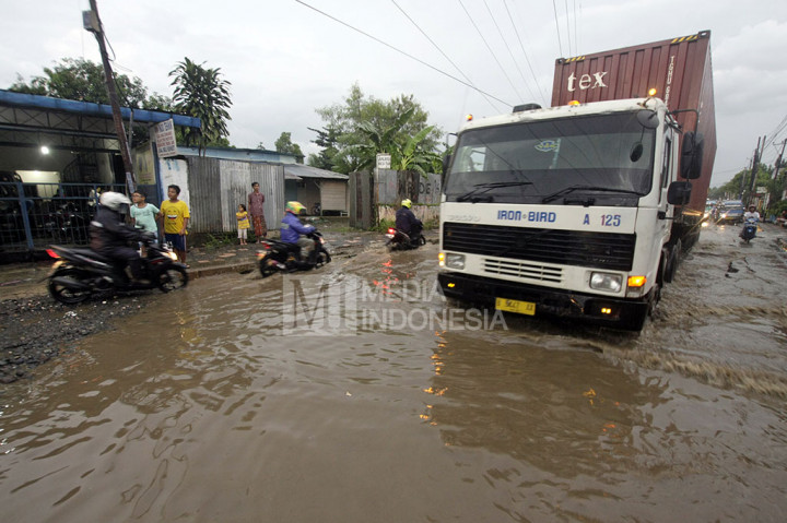 Banjir Menggenangi Jalan Pahlawan Bogor