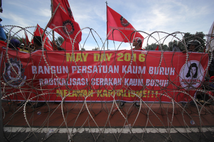 Ratusan Buruh Surabaya Tuntut Upah Layak