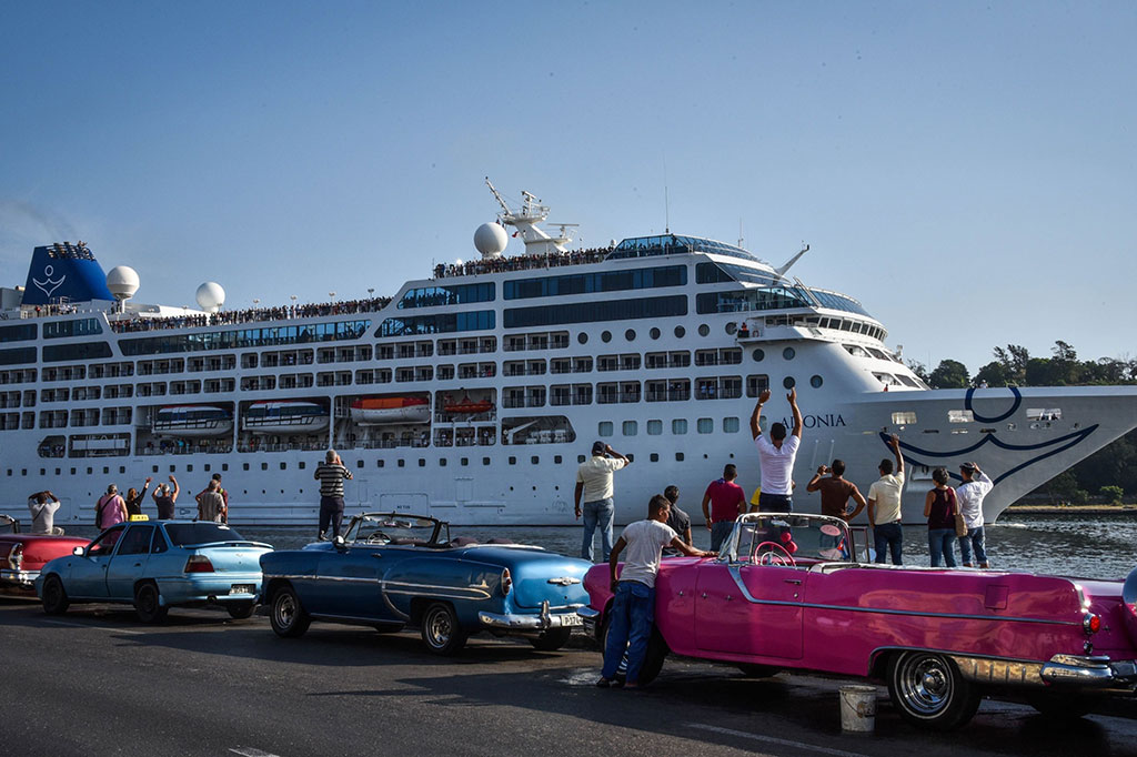 Warga Kuba menyambut hangat kedatangan kapal pesiar Adonia.
