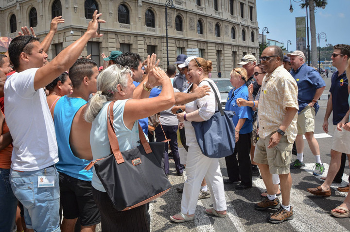 Warga Kuba menyambut suka cita kedatangan para penumpang Adonia.