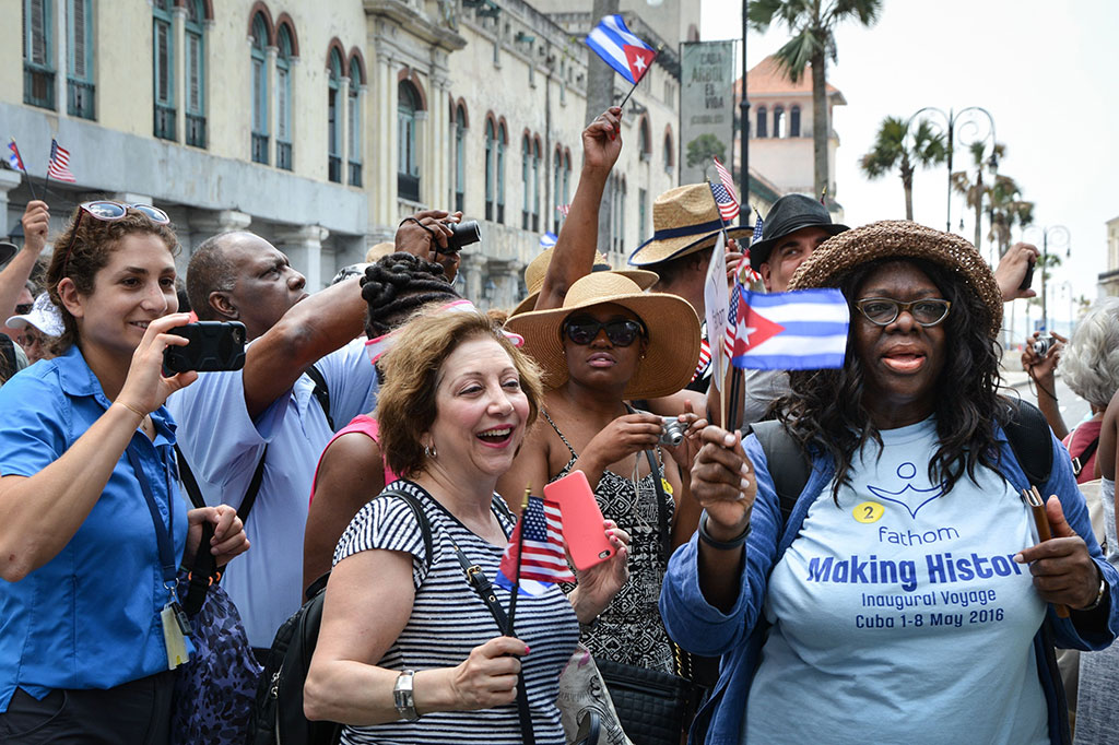 Para penumpang yang kebanyakan diaspora Kuba di AS tidak dapat menyembunyikan kegembiraan mereka.