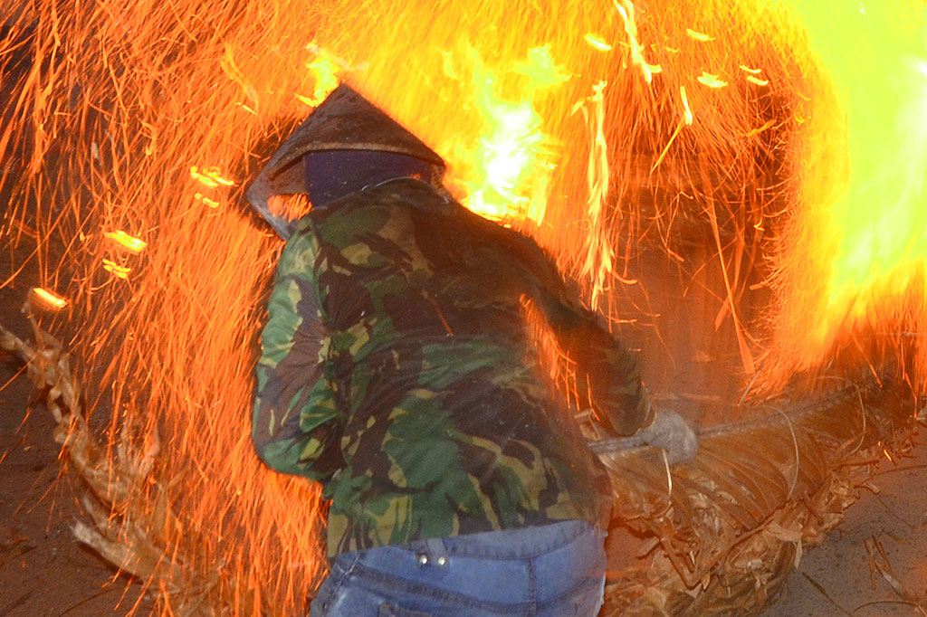 Warga Jepara Menggelar Tradisi Perang Obor