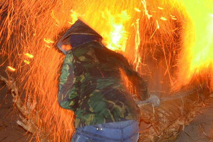 Warga Jepara Menggelar Tradisi Perang Obor