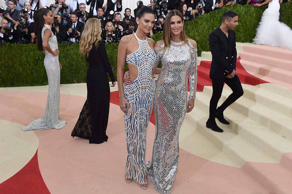 Cindy Crawford (kanan) dan Kendall Jenner -- AFP/TIMOTHY A. CLARY