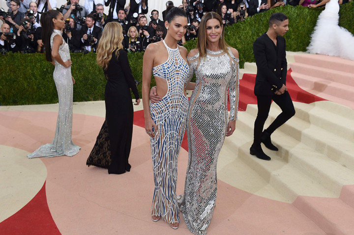 Cindy Crawford (kanan) dan Kendall Jenner -- AFP/TIMOTHY A. CLARY