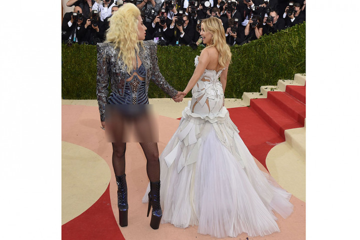 Lady Gaga (kiri) dan Kate Hudson -- AFP/TIMOTHY A. CLARY