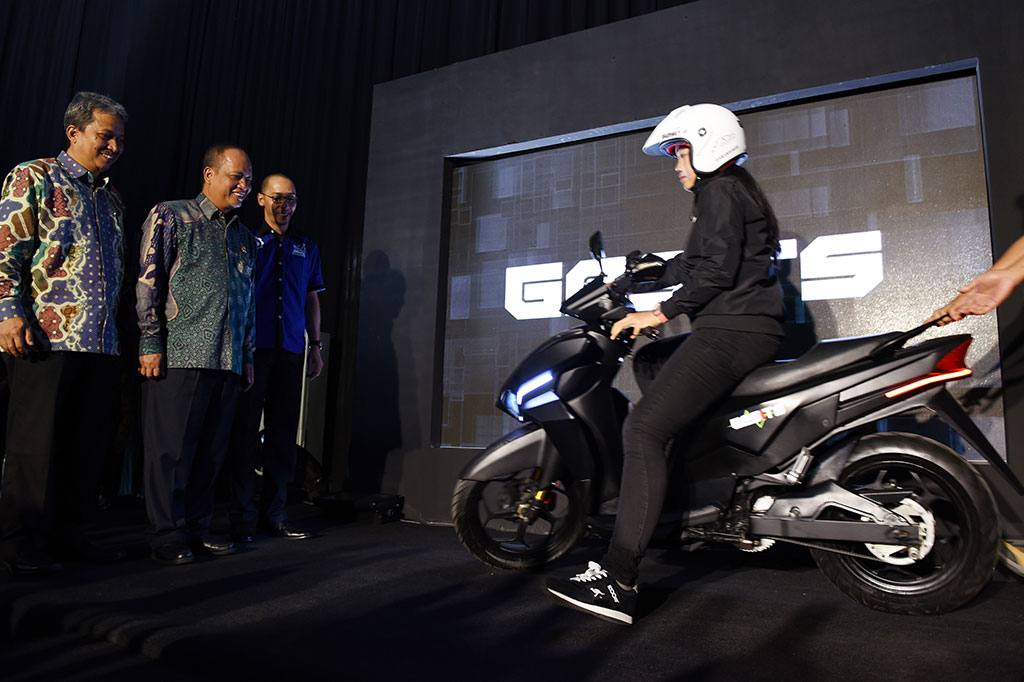 Menristekdikti Mohamad Nasir (kedua kiri) bersama Rektor ITS Joni Hermana (kiri) serta CEO Garansindo Muhammad Al Abdullah (ketiga kiri). 