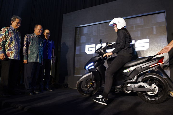 Menristekdikti Mohamad Nasir (kedua kiri) bersama Rektor ITS Joni Hermana (kiri) serta CEO Garansindo Muhammad Al Abdullah (ketiga kiri). 