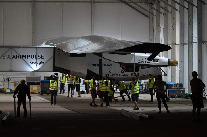 Perbedaan terbesarnya adalah bahwa Solar Impulse terbang tanpa setetes bahan bakar pun. Keempat mesin baling-baling pesawat itu mendapatkan tenaganya dari 17.000 lebih panel surya yang ditempatkan di sayap.