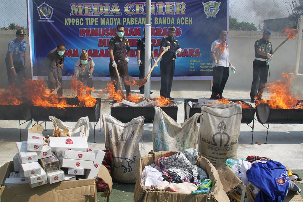 Bea Cukai Aceh Musnahkan Barang Impor Ilegal