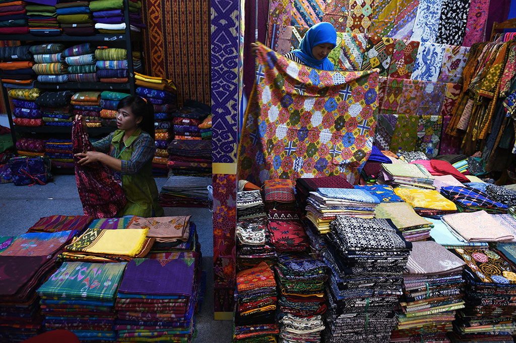 Pameran Tenun dan Batik Nusantara di Surabaya