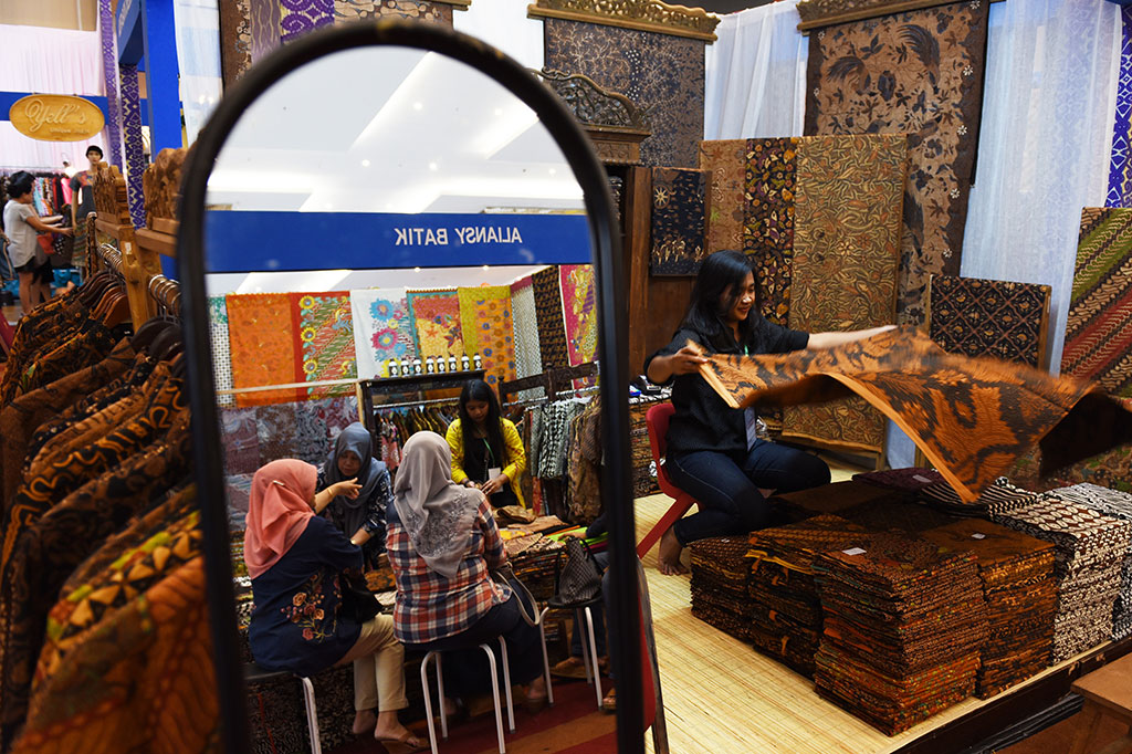 Pameran Tenun dan Batik Nusantara di Surabaya