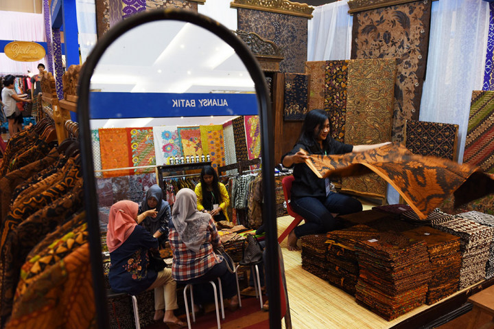 Pameran Tenun dan Batik Nusantara di Surabaya