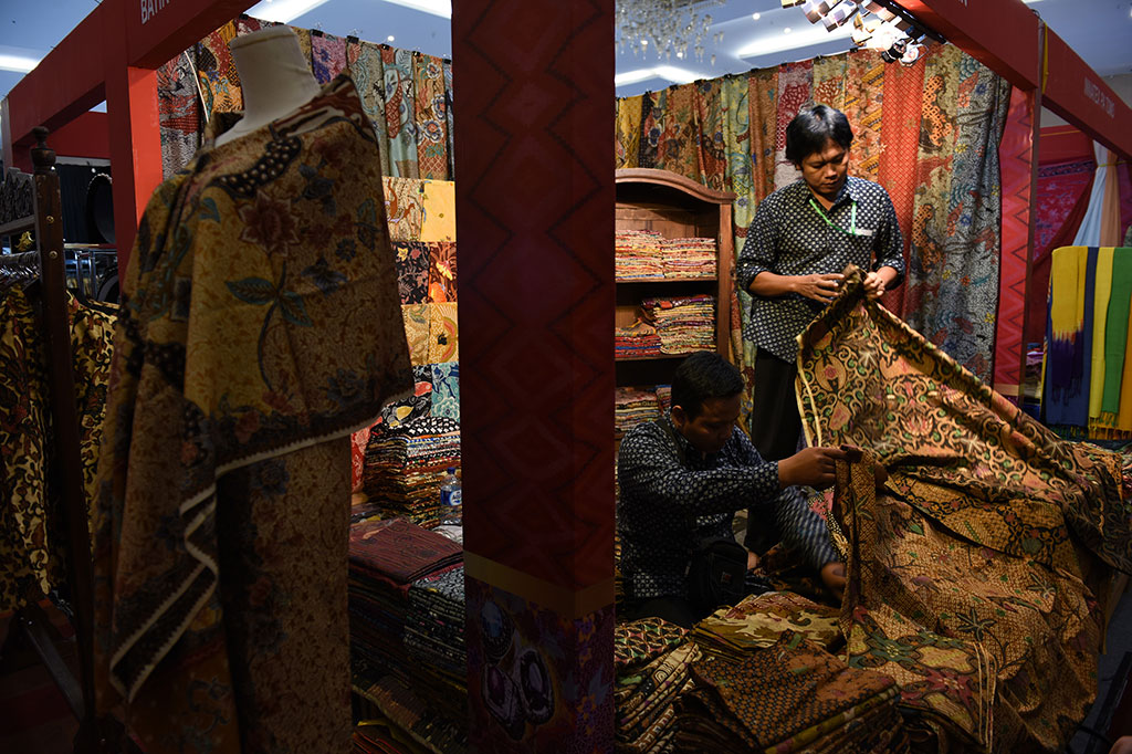 Pameran Tenun dan Batik Nusantara di Surabaya