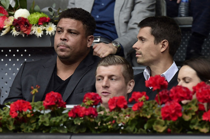 Mantan pemain sepak bola Brasil Ronaldo Nazario de Lima (kiri) dan Geladang Real Madrid asal Jerman Toni Kroos (tengah bawah) menghadiri pertandingan antara Novak Djokovic melawan Roberto Bautista.